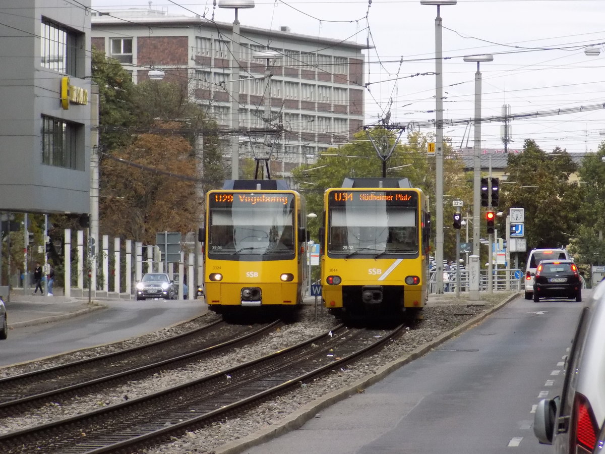 Stuttgart,
Am Berliner Platz in der Innenstadt begegnen sich zwei Stadtbahn Fahrzeuge der Typ DT8.10 3323/3324 (links) als U9 nach Vogelsang und die DT8.4 3043/3044 (rechts) als U34 nach Südheimer Platz
