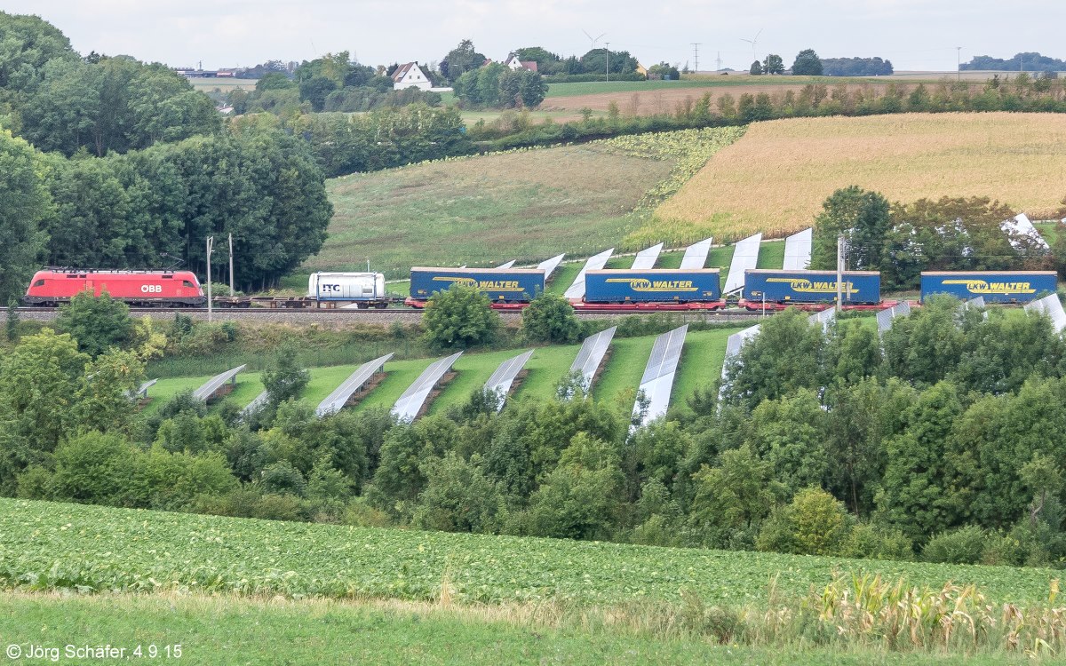 Südlich von Gnötzheim verlässt die Trasse das Tal des Ickbachs. Eine ÖBB-Taurus-Lok rollte am 4.9.15 mit einem Güterzug Richtung Ansbach. 