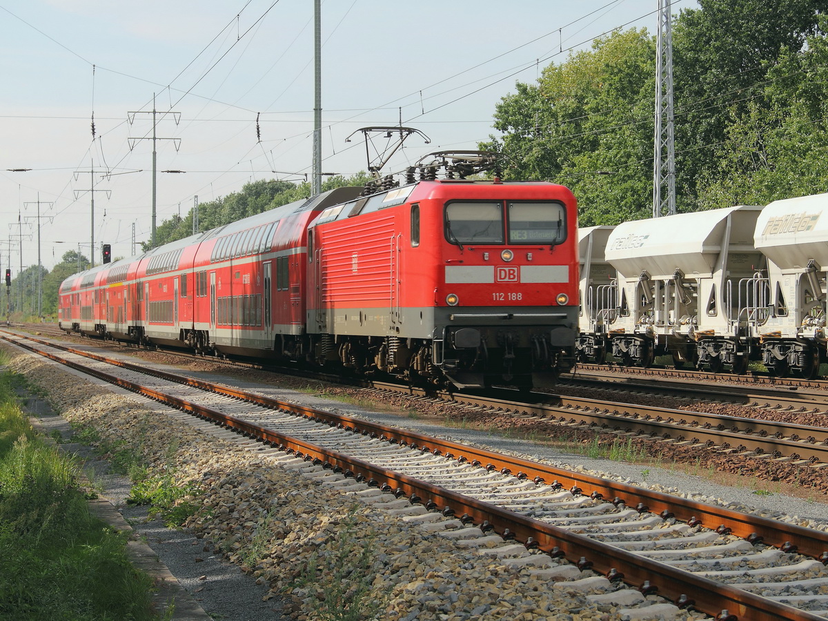 Südlichen Berliner Außenring bei Diedersdorf am 13. September 2015, Durchfahrt 112 188 mit einem RE 3 (RE 18311) nach Elsterwerder mit nächstem Halt in Blankenfelde (Teltow-Fläming). 