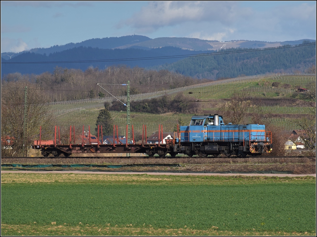 SWEG V 102 mit NVR Nummer 98 80 0 575 002-7 D-SWEG am dem Weg zum Gleisanschluss der Schwellenfabrik Richtsberg. Müllheim, März 2019.