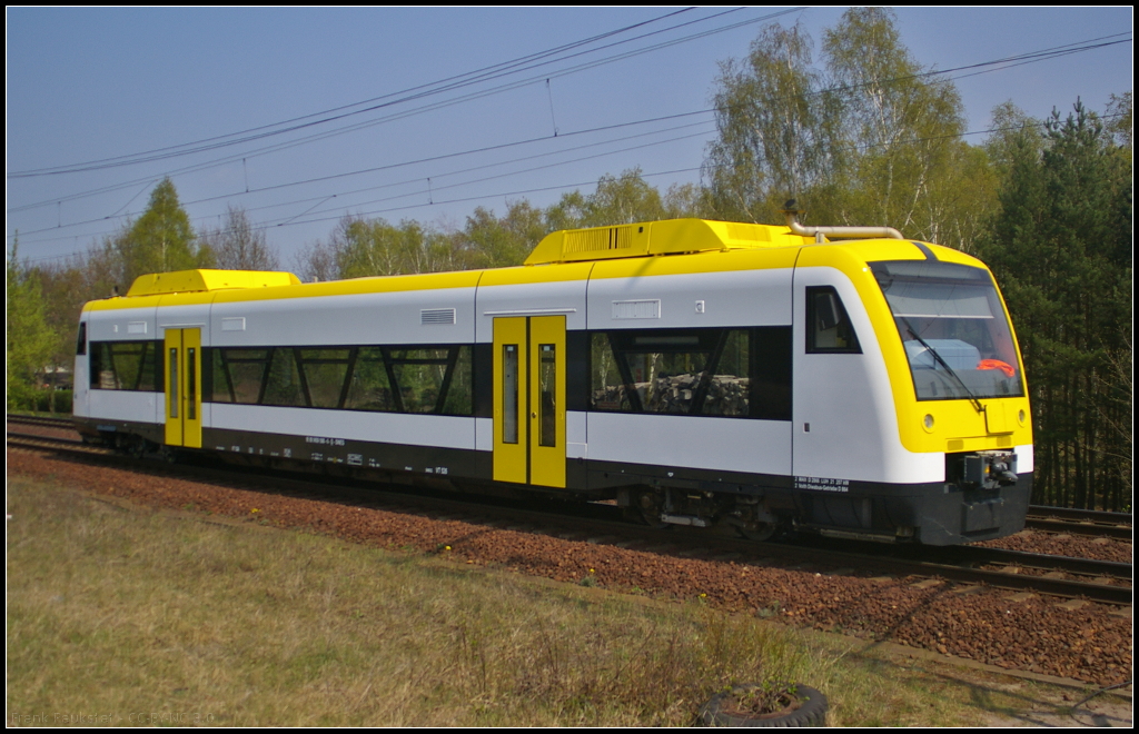 SWEG VT 526 / 650 588-6 auf Überführungsfahrt von Berlin-Reinickendorf nach Erfurt am 24.04.2015 durch die Berliner Wuhlheide. Gebaut wurde der RS1 ursprünglich von ADtranz im Jahr 1998 (NVR-Nummer 95 80 0650 588-6 D-SWEG)