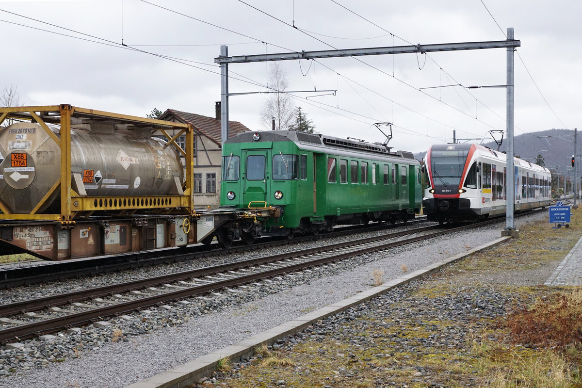 Swiss Rail Traffic (SRT)
Güterverkehr ab und nach Rekingen via RBL.
Makies-Triebwagen BDe 576 059, ehemals SOB, im Dienste von SRT.
Anlässlich einer Zugskreuzung mit der S Bahn 36 Bülach - Waldshut bestehend aus dem GTW RABe 520 012-1 in Bad Zurzach am 1. März 2019.
Foto: Walter Ruetsch