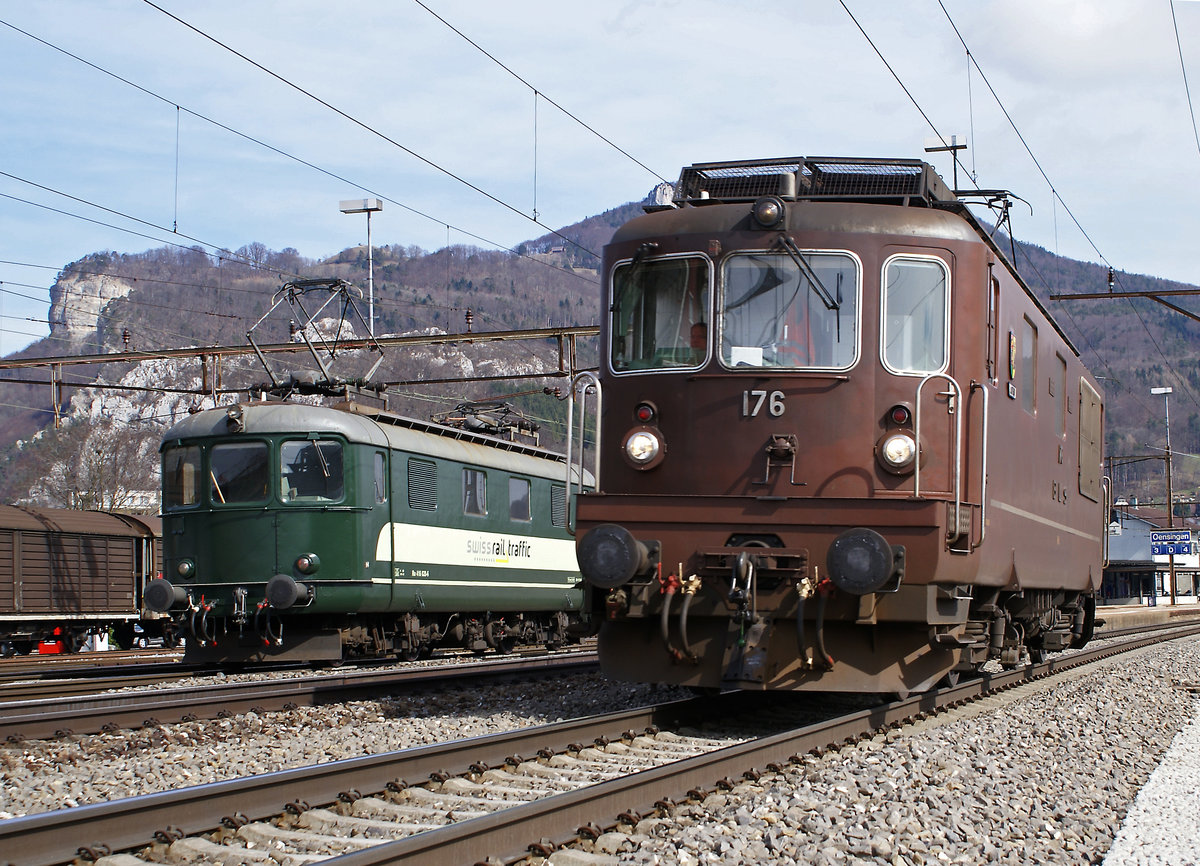 SWISS RAIL TRAFFIC
Re 416 629-6 anlässlich einer seltenen Begegnung mit der BLS Re 425 176  bei einem Zwischenhalt in Oensingen am 22. März 2010.
Foto: Walter Ruetsch