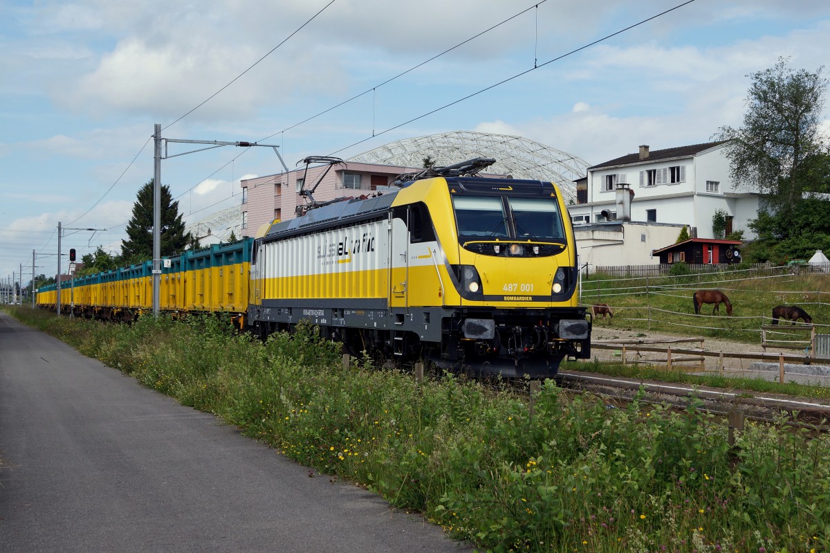 SWISS RAIL TRAFIC: Sondermüllzug ab Kölliken nach Niederglatt mit der Rem 487 001 von Bombardier vor passender Kulisse bei Kölliken am 2. Juni 2015.
Foto: Walter Ruetsch