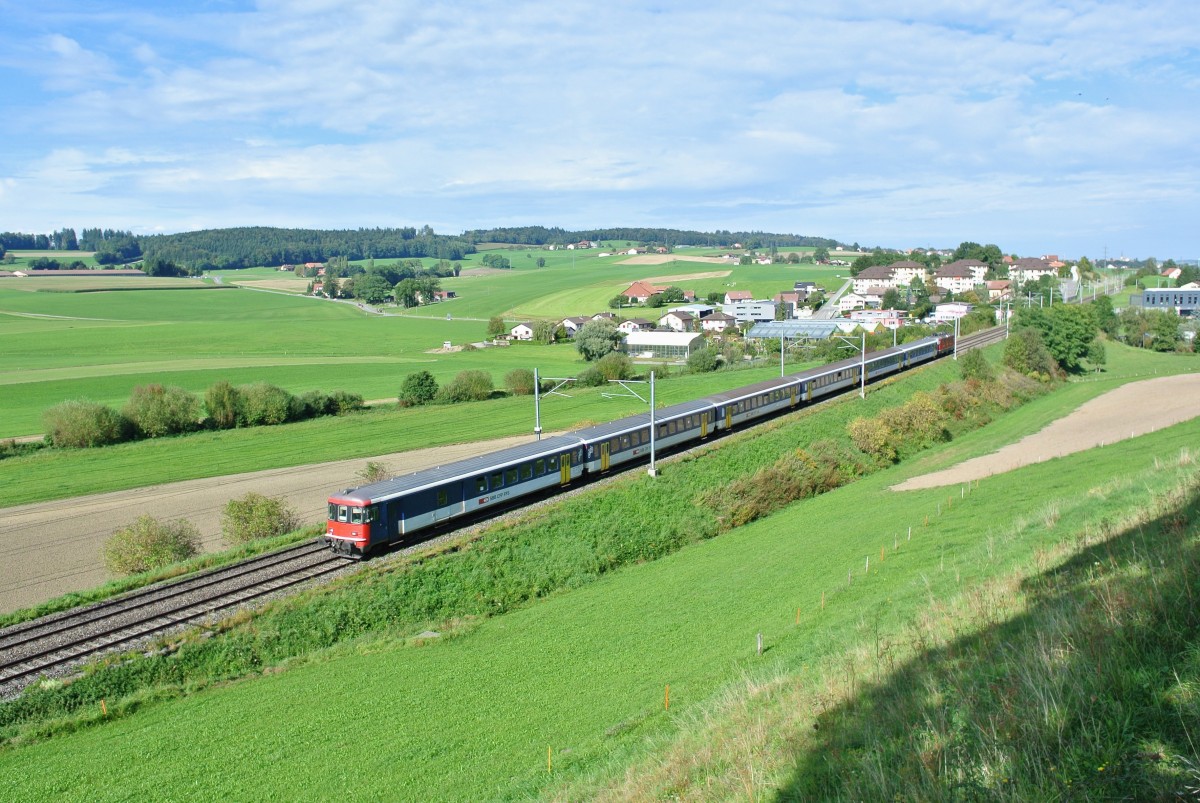 Swiss Skills Bern 2014: Extrazug Bern-Lausanne bestehend aus einem Westschweizer EWI KlB Pendel bei Romont. An der Spitze ist der BDt EWI 50 85 82-33 989-3, hinten schiebt die Re 4/4 II 11181, 18.09.2014.