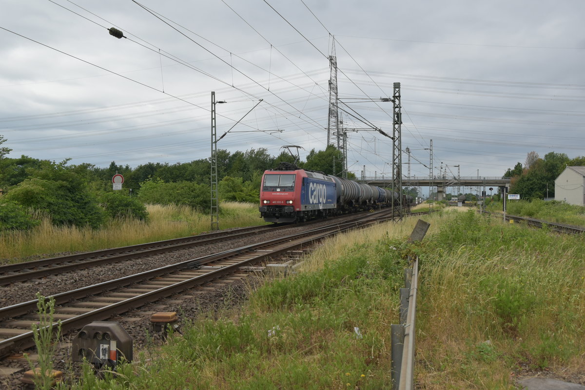 Swisslady 482 033-8 mit einem Kesselwagenzug bei Nievenheim gen Köln fahrend am Sonntag den 25.5.2017