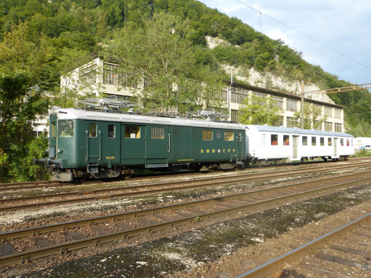 Swisstrain - (ex SBB) E-Lok  RFe 4/4 601 mit (ex SBB) Personenwagen 1 Kl. A 50 85 18-33 041-2 abgestellt in Klus am 31.08.2015