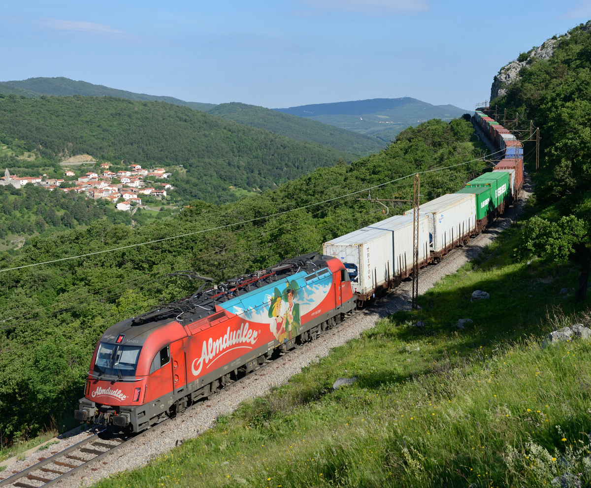 SZ 541 017  Almdudler  meistert den bis zu 25‰ steilen Anstieg zwischen Koper und Prešnica, fotografiert am 28. Mai 2017 oberhalb von Hrastovlje. 