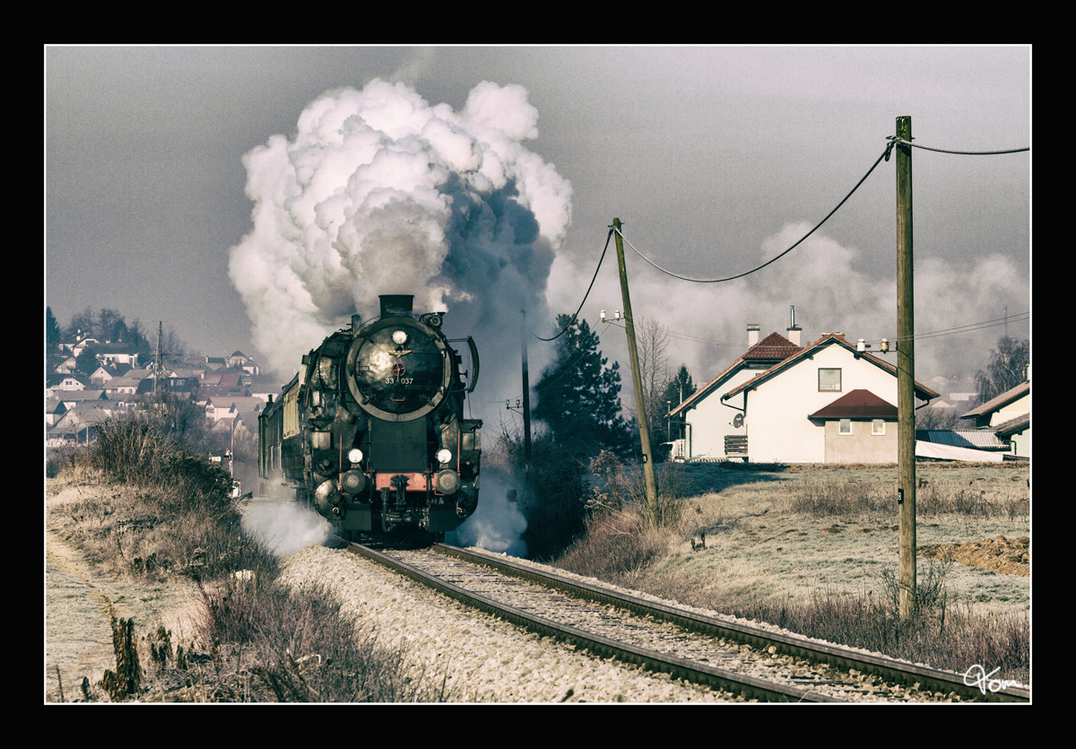 SZ Dampflok 33-037 braust mit Zug 15021 von Ljubljana nach Novo Mesto. 
Als Hintergrundmusi empfehle ich ... 
https://www.youtube.com/watch?v=RHpClGAAvpg#t=138.787576
Grosuplje 17.12.2016
