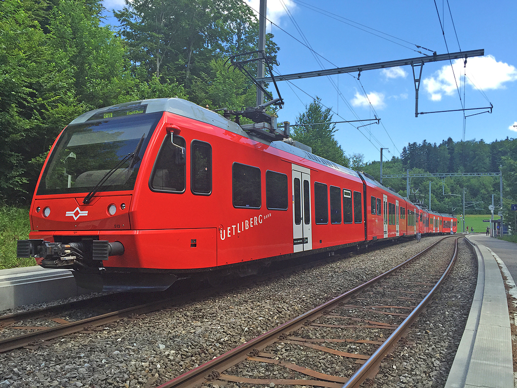 SZU Be 510 Stadler-Triebzug fährt als S10 gleich von Ringlikon in Richtung Uetliberg. Deutlich erkennbar sind die verlegten Y-Schwellen. Auf Wanderung am 13. Juni 2015, 15:13