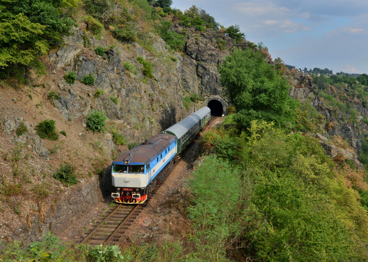 T 478 2065 (749 259) mit einem Sonderzug am 22.08.2015 bei Petrov u Prahy. 