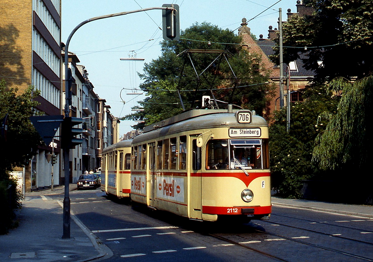 T4 2112 der Rheinbahn Düsseldorf Mitte der 1980er Jahre als Linie 706 auf der Stockkampstraße