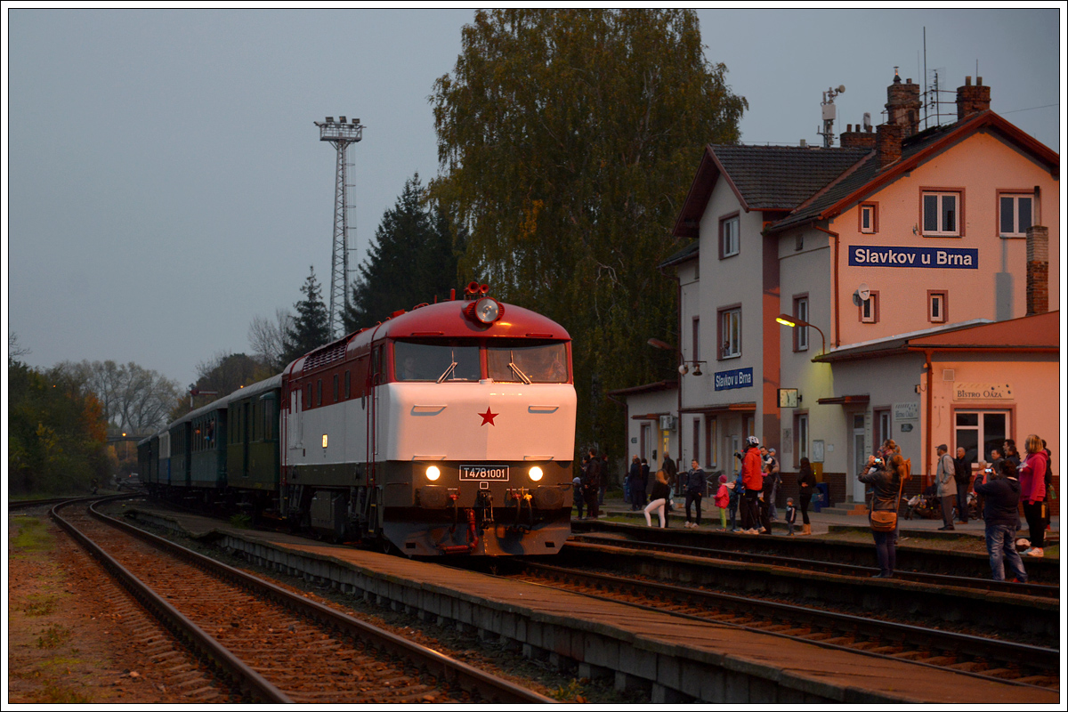 T478 1001 mit ihrem Sonderzug von Velká nad Veličkou nach Brno hl. n. am 21.10.2017 beim Halt in Slavkov u Brna.