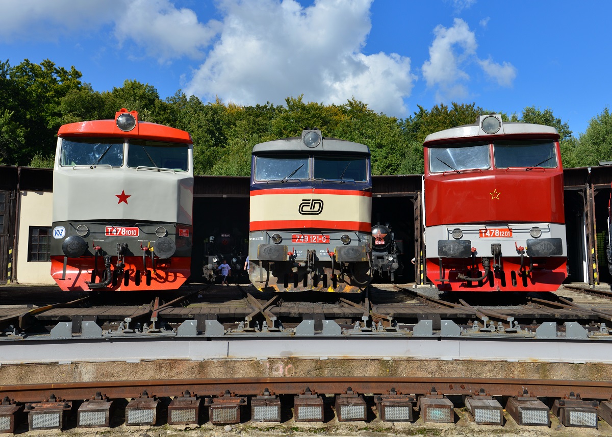 T478 1010, 749 121 und T478 1201 am 14.09.2013 in Luzna u Rakovnika. 

Das Bild entstand beim Bardotkatreffen, es war öffentlich zugänglich. 