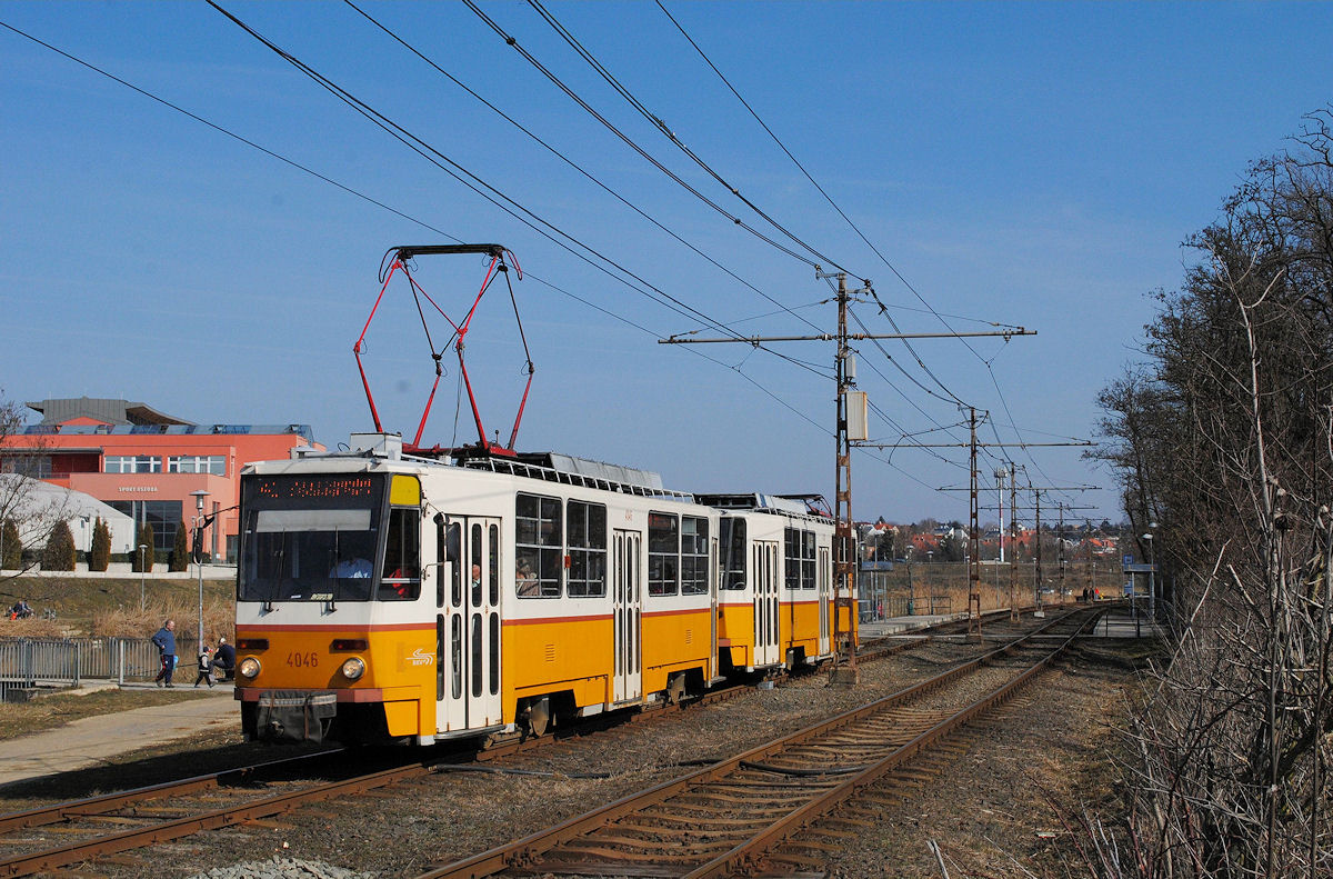 T5C5 4046 + 4047 als Linie 41 auf der Fahrt nach Kamaraerdö kurz hinter der Haltestelle Köeberek. (10.03.2018)