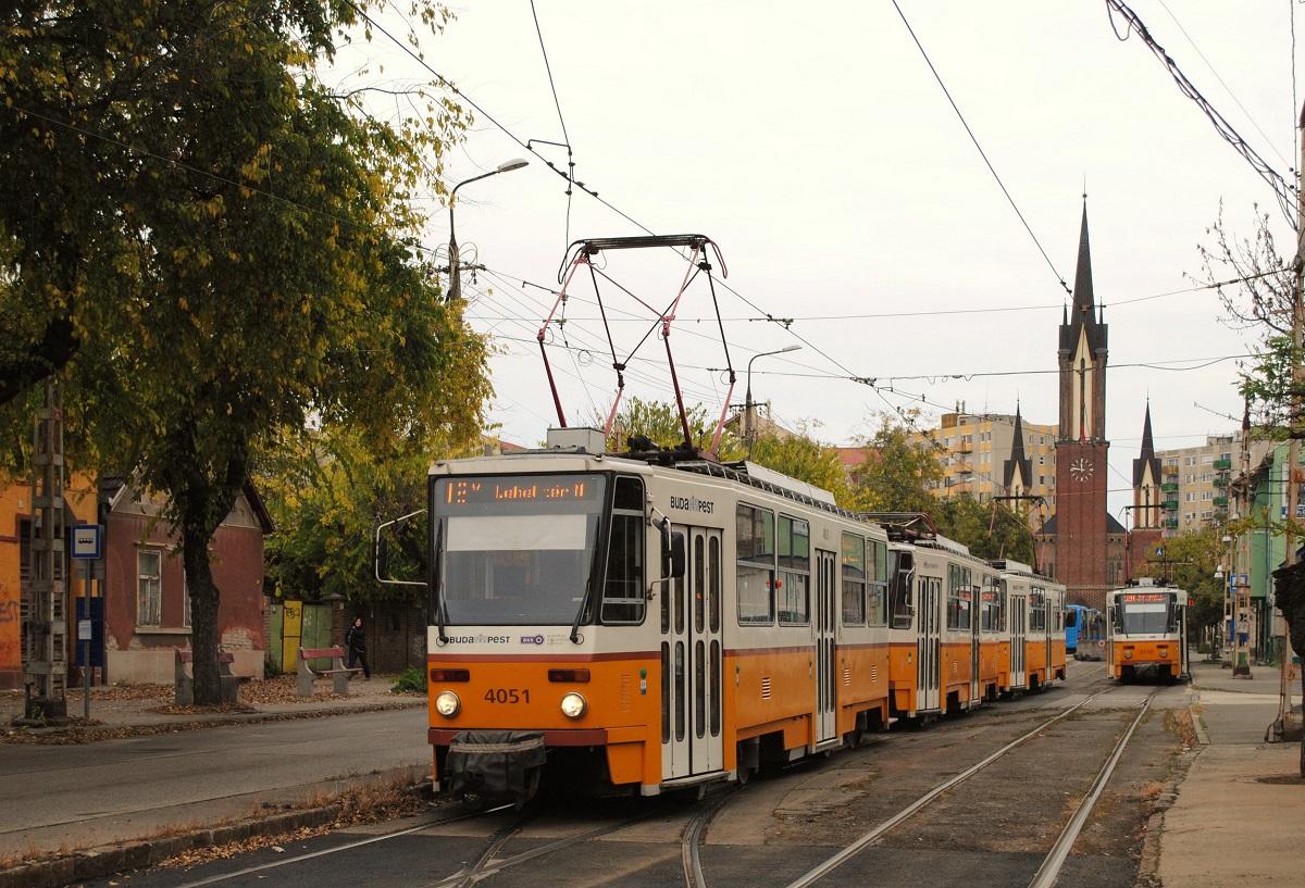 T5C5 4051 + 4246 + 4217 beim Verlassen der Endstelle Rakospalota Kossut ut. (26.10.2018)