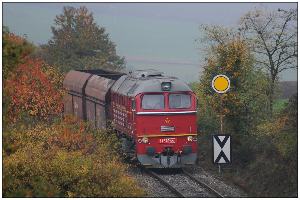 T679.1529 (781.529) am 21.10.2017 kurz nach dem Bahnhof Velká nad Veličkou aufgenommen.
