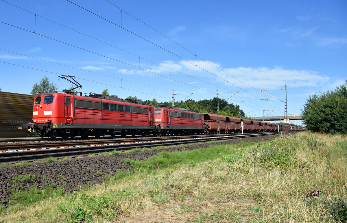 Täglicher Erzzug kommend aus Richtung Hamburg, mit der 151 104-7 und 151 094-0 in Doppeltraktion. Höhe Bardowick, 03.07.2018.