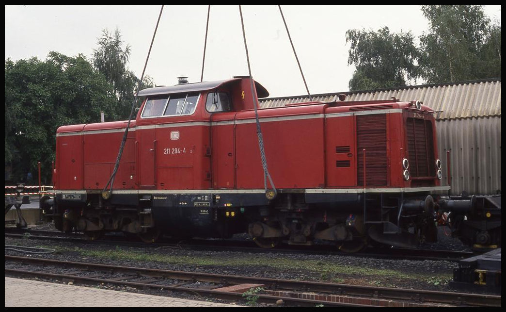 Tag der offenen Tür im BZA Minden am 29.8.1992: 211294 dient hier als Gewicht für den Krupp Schienenkran.