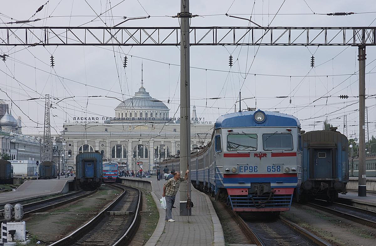 Tagsüber bestimmen vielfach Nahverkehrstriebwagen und nicht Fernzüge das Bild im Hauptbahnhof von Odessa. Da die langen Bahnsteige nicht überdacht sind, geben sie bei den meisten Einstellungen den Blick frei bis hin zum schönen Bahnhofsgebäude wie hier am 4.9.2009.