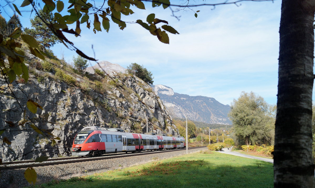  Talent mit natürlichem Bilderrahmen : Der A-ÖBB BDET 93 81 4024 082-2 ist bei Wiesing als S-Bahn der Linie 1 von Kufstein nach Telfs-Pfaffenhofen unterwegs und wird in Kürze den Bahnhof Jenbach erreichen, 26.10.2018.