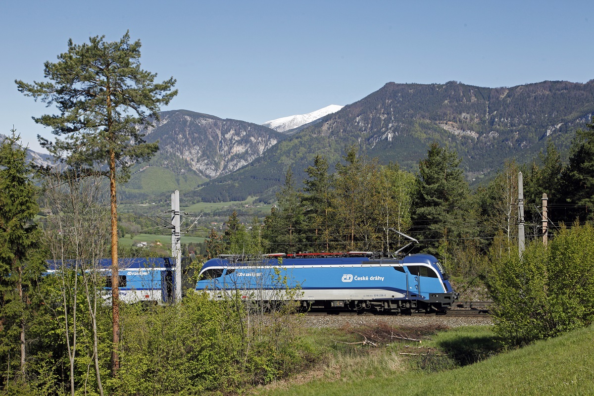Talfahrt der 1216 236 mit Railjet bei Eichberg am 26.04.2016. Der Schneeberg im Hintergrund macht seinem Namen alle Ehre und präsentiert sich noch schneeweiß.