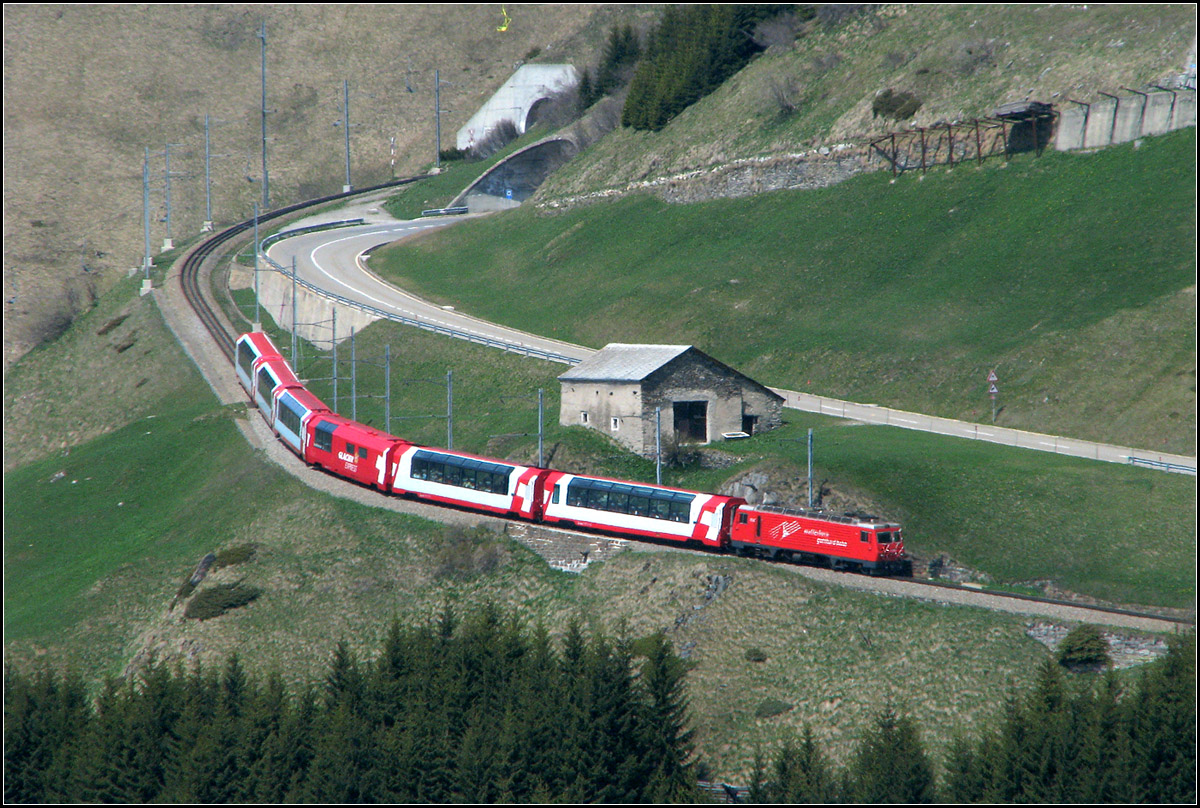 Talfahrt - 

Glacier-Express im Zahnradabschnitt zwischen Nätschen und Andermatt. 

13.05.2008 (J)