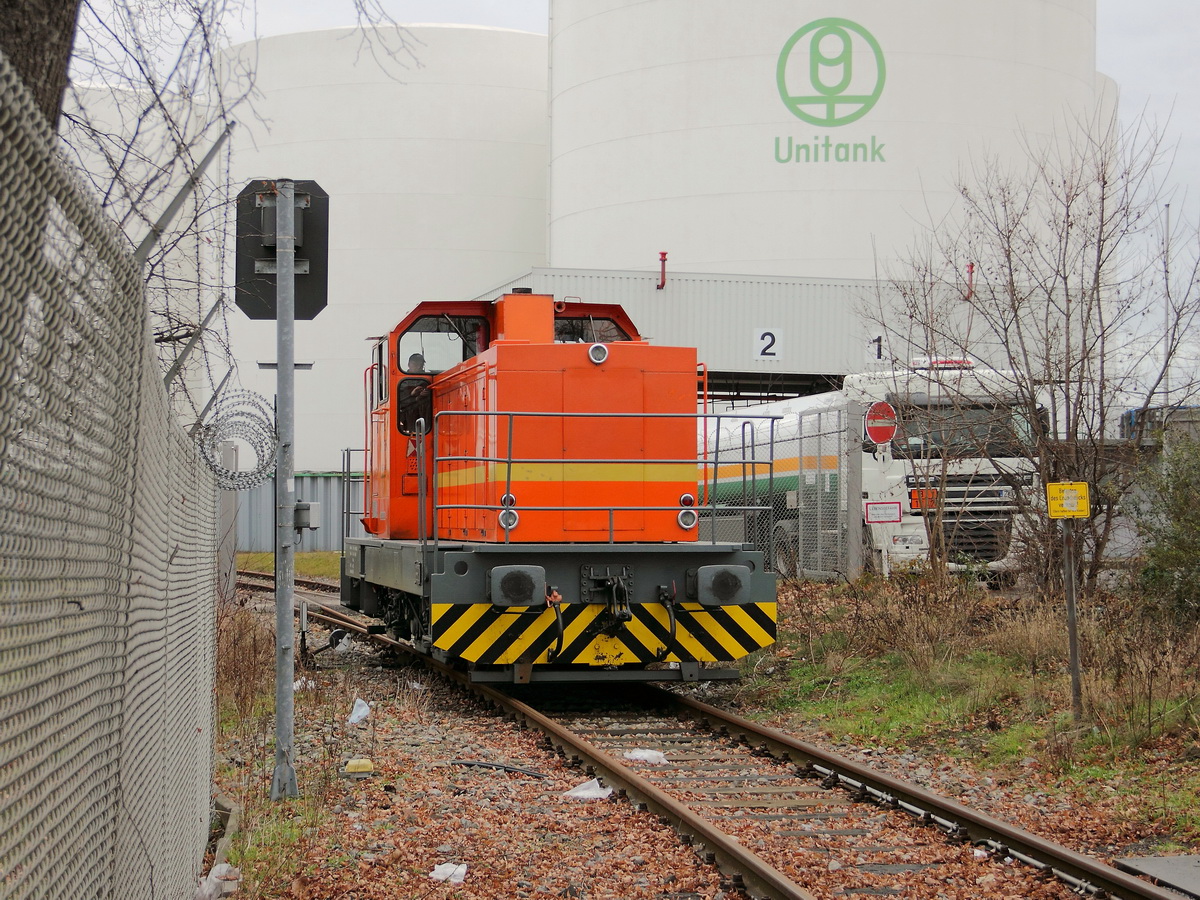 Tanklager am Teltowkanal in Berlin Rudow. Im Einfahrtbereich steht ML 00606 der Neukölln - Mittenwalder Eisenbahn-Gesellschaft AG (NME), nach dem die Kesselwagen zum entladen verbracht wurden am 06. Januar 2014.