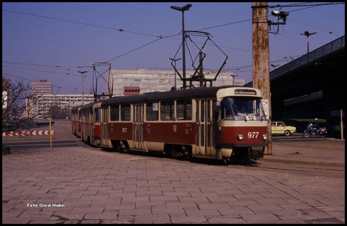 Tatra Tram 977 aug der Linie 12 am 18.3.1990 in Halle nahe HBF.