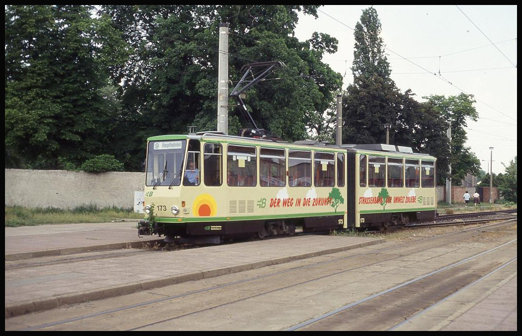 Tatra Tram Wagen 173 erreicht hier am 20.5.1993 den Bahnhof Vorplatz in Brandenburg.