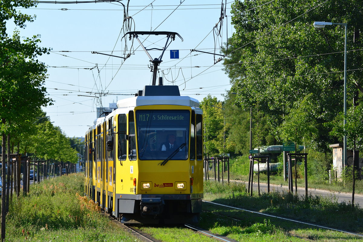 Tatra Triebzug 6167 fährt als M17 in Landsberger Allee/Rhinstraße ein. Die Linie wird zu zwei drittel mit Tatras bedient. Jeder dritte Umlauf wird mit neuen Niedrigflurfahrzeugen gefahren. 

Berlin Marzahn 23.07.2018
