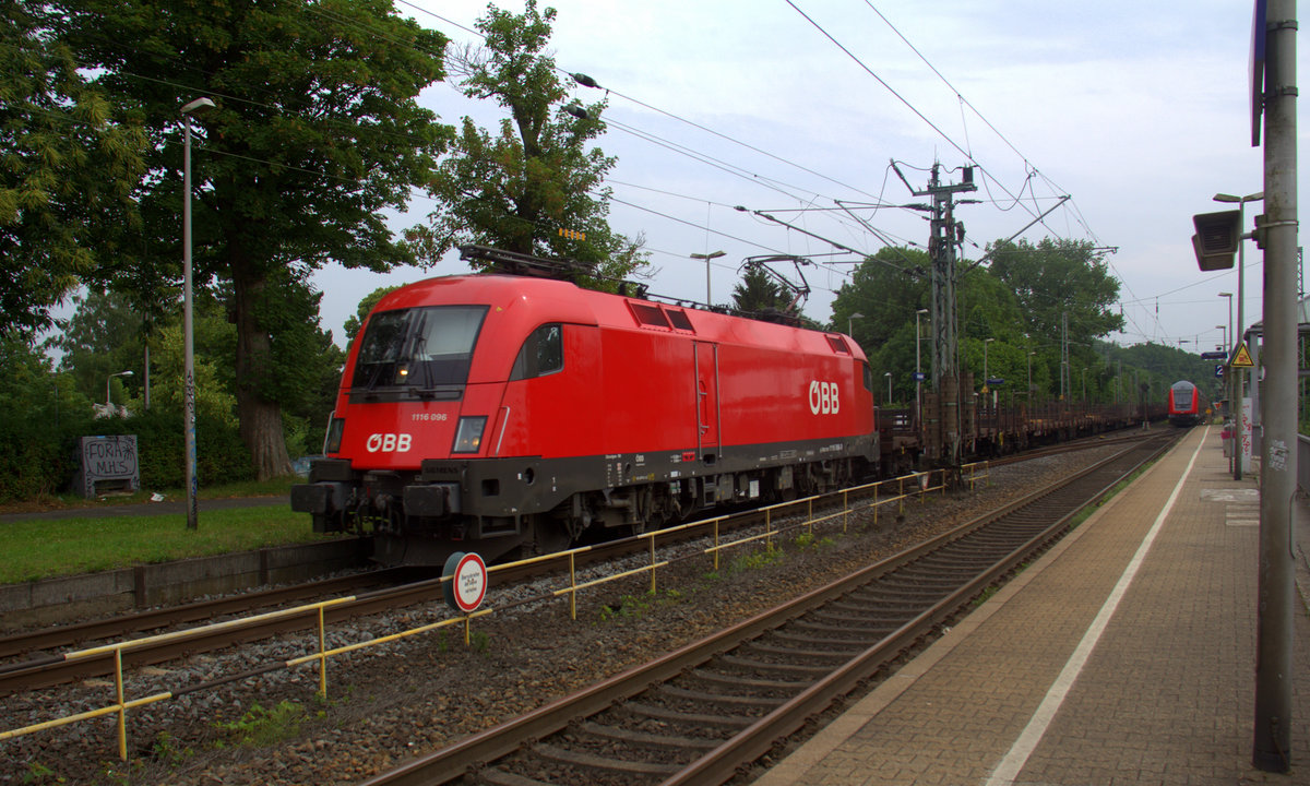 Taurus 1116 096 von ÖBB kommt als Umleiter aus Richtung Aachen-West,Laurensberg,Richterich mit einem Güterzug aus Belgien nach Österreich und fährt durch Kohlscheid und fährt in Richtung Herzogenrath,Mönchengladbach. 
Aufgenommen von Bahnsteig 2 in Kohlscheid. 
Bei Sonne und Regenwolken am Nachmittag vom 11.6.2018.