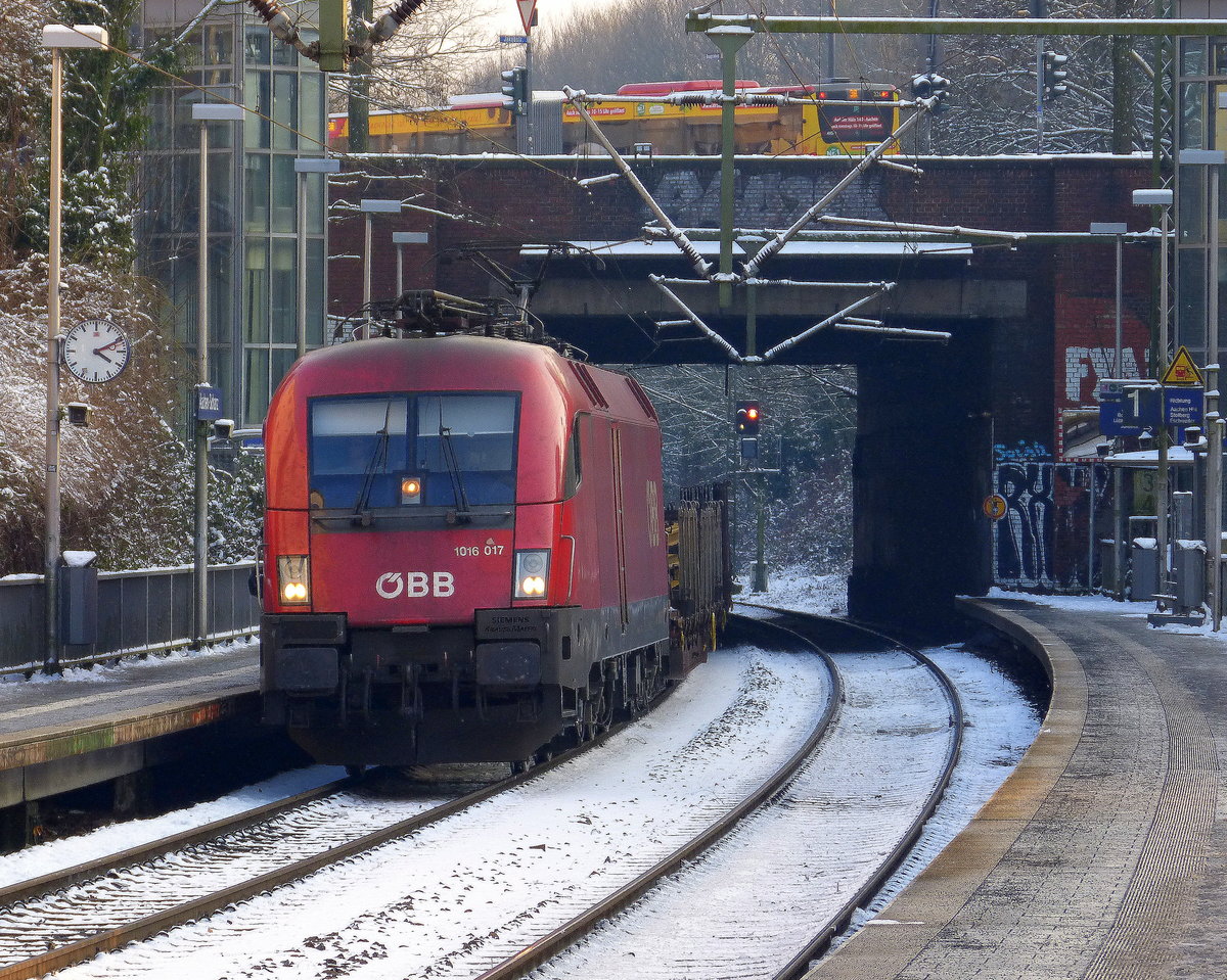 Taurus ÖBB 1016 017  von ÖBB kommt aus Richtung Köln,Aachen-Hbf und fährt durch Aachen-Schanz mit einem Güterzug aus Donawitz(A) nach Schaarbeek(B)  und fährt in Richtung Aachen-West. 
Aufgenommen vom Bahnsteig von Aachen-Schanz. 
Bei Sonnenschein und Schnee am Kalten Nachmittag vom 7.2.2018.