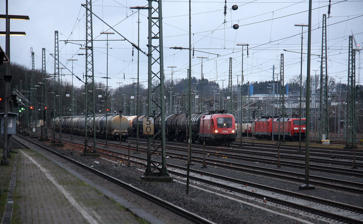 Taurus ÖBB 1116 033 von ÖBB steht in Aachen-West mit einem Kesselzug aus  Antwerpen-Waaslandhaven(B) nach Passau(D)  und wartet auf die Abfahrt nach Köln.
Aufgenommen vom Bahnsteig in Aachen-West.
Am Nachmittag vom 4.1.2018.