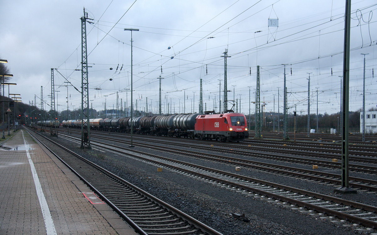 Taurus ÖBB 1116 033 von ÖBB fährt  mit einem Kesselzug aus Antwerpen-Waaslandhaven(B) nach Passau(D) bei der Ausfahrt aus Aachen-West und fährt in Richtung Aachen-Schanz,Aachen-Hbf,Aachen-Rothe-Erde,Stolberg-Hbf(Rheinland)Eschweiler-Hbf,Langerwehe,Düren,Merzenich,Buir,Horrem,Kerpen-Köln-Ehrenfeld,Köln-West,Köln-Süd. Aufgenommen vom Bahnsteig in Aachen-West. 
Am Nachmittag vom 4.1.2018.