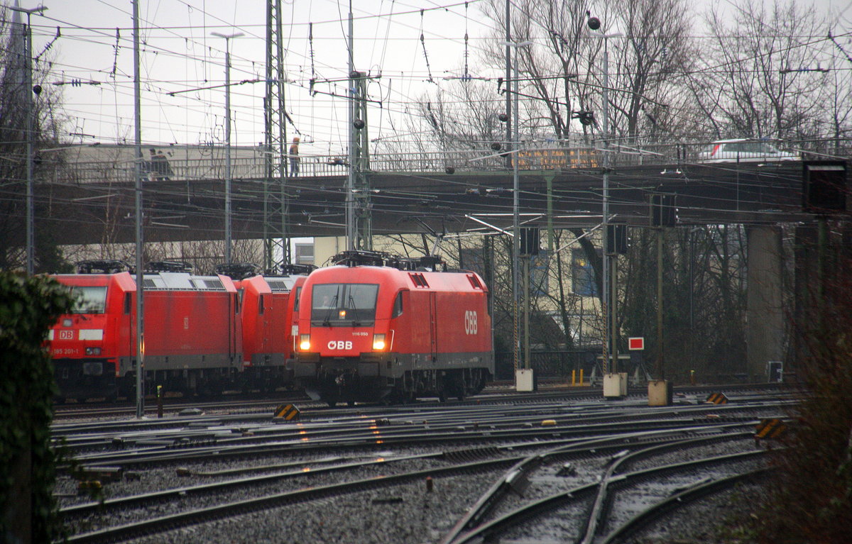 Taurus ÖBB 1116 050 von ÖBB kommt von einer Schubhilfe aus Richtung Gemmenicher-Tunnel zurück nach Aachen-West und fährt in Aachen-West ein. 
Aufgenommen von Bahnsteig in Aachen-West.
Bei Regenwetter am Kalten Nachmittag vom 30.1.2017. 