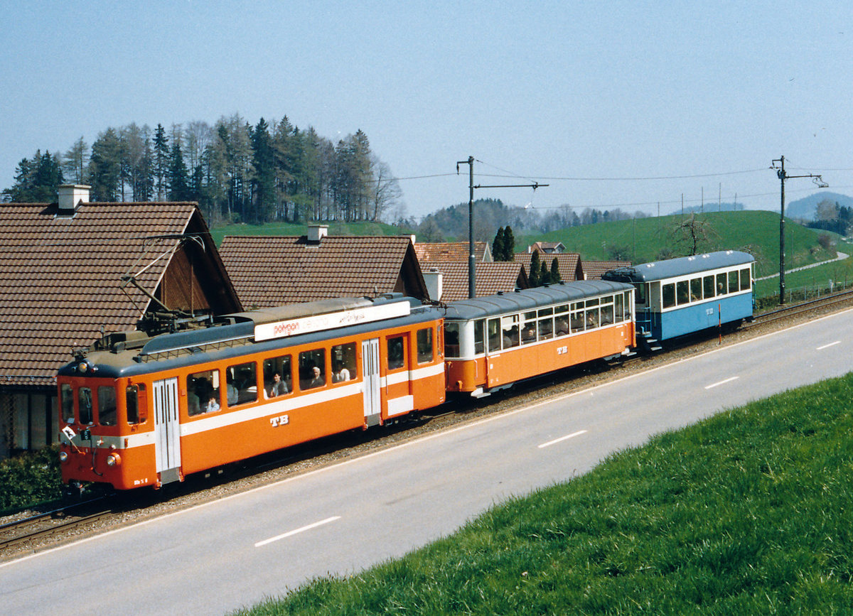 TB/TL: BDe 4/4 6 mit einem bunten Zug nach St. Gallen unterwegs im Frühling 1994.
Von der ehemaligen Lausanne-Moudon Bahn wurden vier Personenwagen übernommen.
Der B4 11 wurde 1970 nach einem Einsatz bei der FB im Jahre 1970 in Betrieb genommen. Die B4 12-14 standen ab dem Jahre 1963 bei der TB im Einsatz. 
Mehrere Jahre leisteten somit stilreine Lausanner Garnituren bestehend aus BDe 4/4 Triebwagen und B4 Personenwagen wertvolle Dienste in der Ostschweiz.
Foto: Walter Ruetsch 