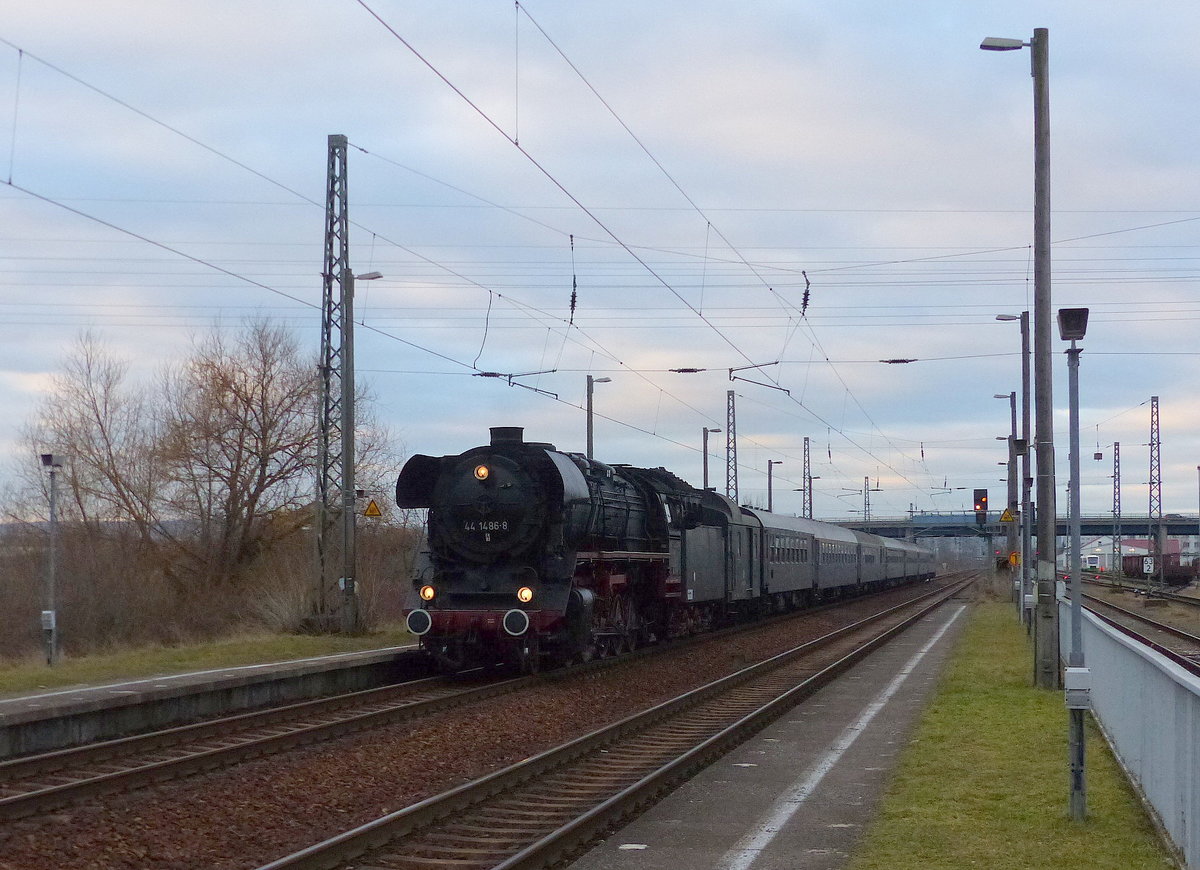 TBw Staßfurt 44 1486-8 mit dem DPE 20100 von Erfurt Hbf nach Blankenburg (Harz), am 27.02.2017 in Erfurt Ost.  Der IGE-Sonderzug war auf Großer Winterdampffahrt durch Deutschland .