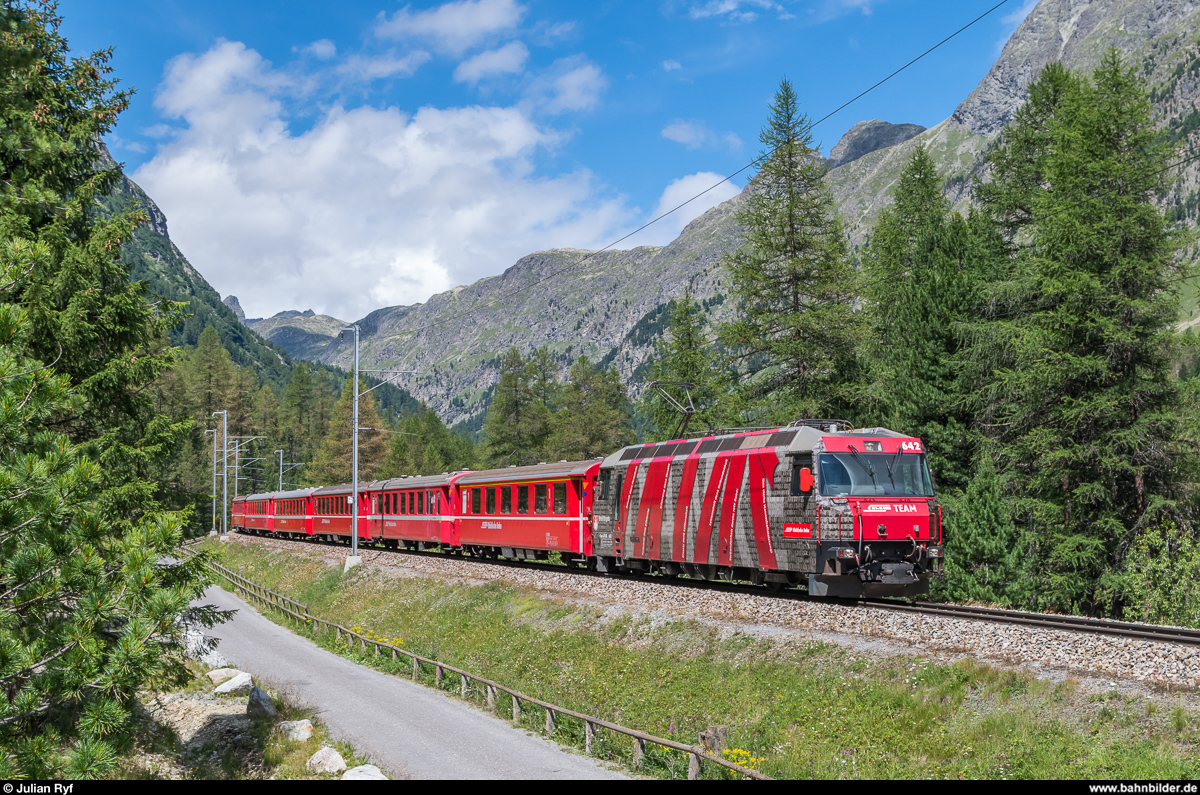 Teamlok Ge 4/4 III 642 mit einem RE Chur - St. Moritz am 13. Juli 2017 im Val Bever.