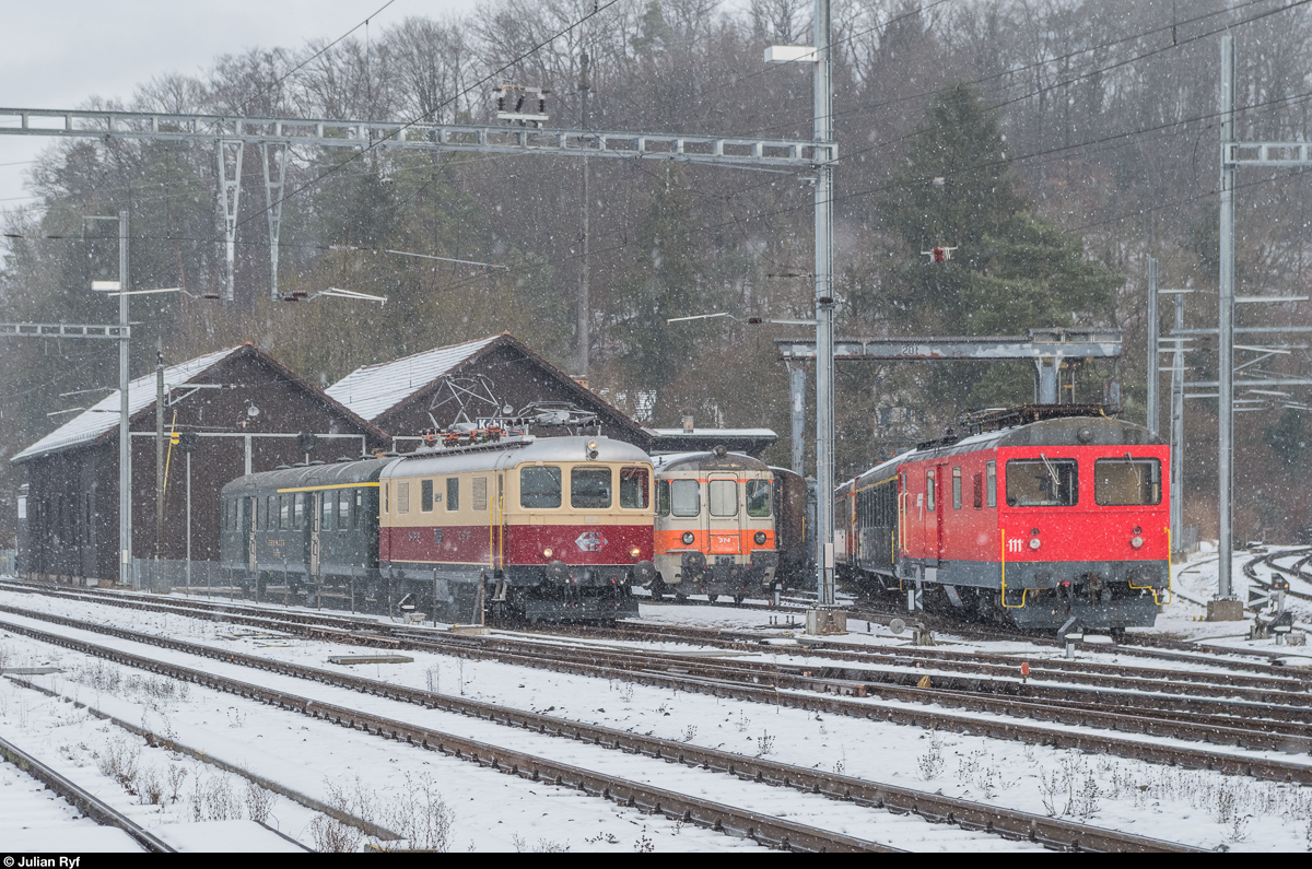 TEE-Classics Re 4/4 I 10034 und DSF Bt 274 (ex-TPF) und De 4/4 111 (ex-CJ) stehen am 14. Januar 2017 im Depotareal des DSF in Koblenz.