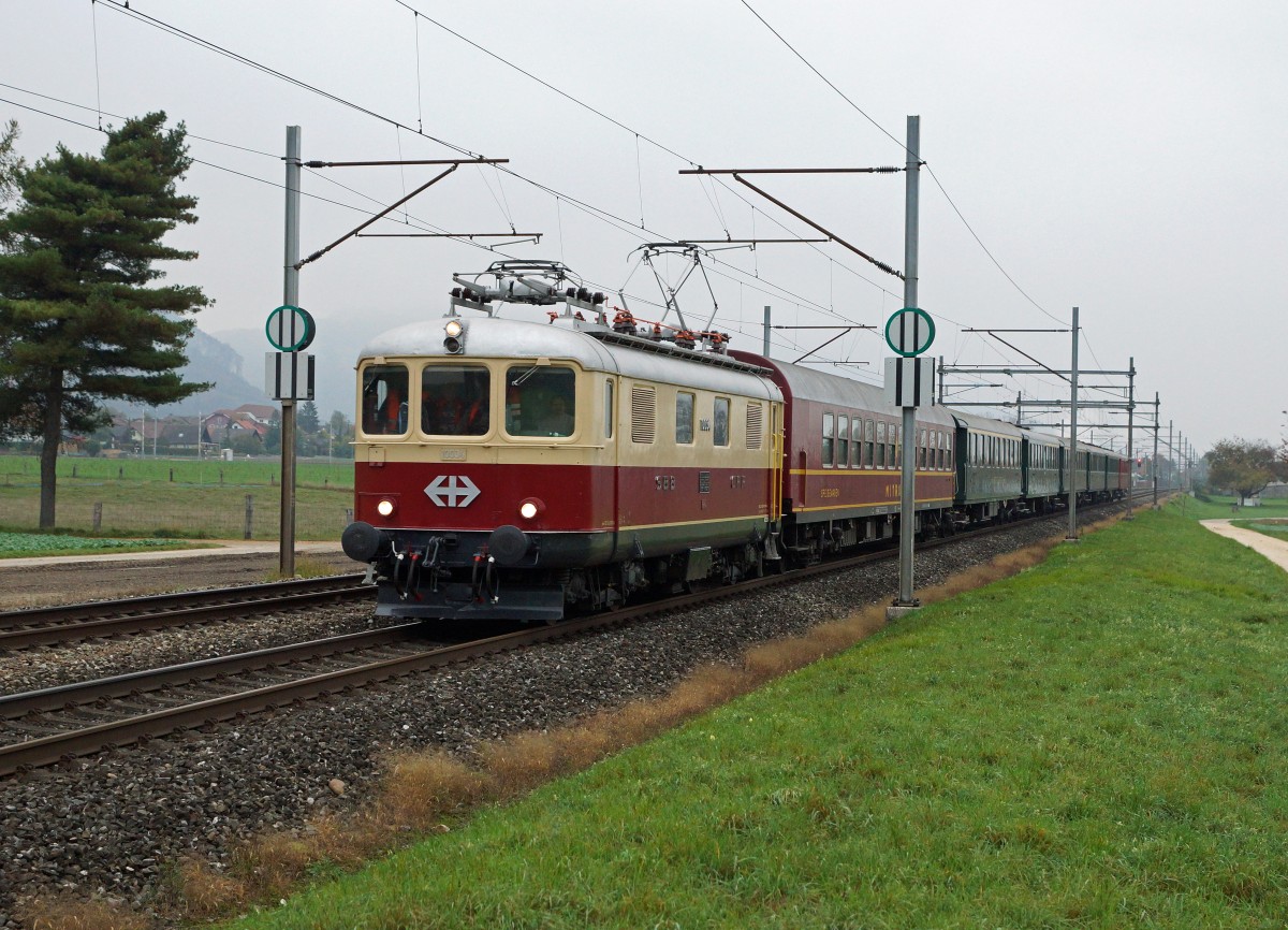 TEE-Classics/DBB: Re 4/4 I 10034,  mit einem Sonderzug bei Niederbipp am 10. Oktober 2015. Die Signaltafeln weisen auf eine kurvenreiche Strecke zwischen Niederbipp und Wangen an der Aare hin.
Foto: Walter Ruetsch
