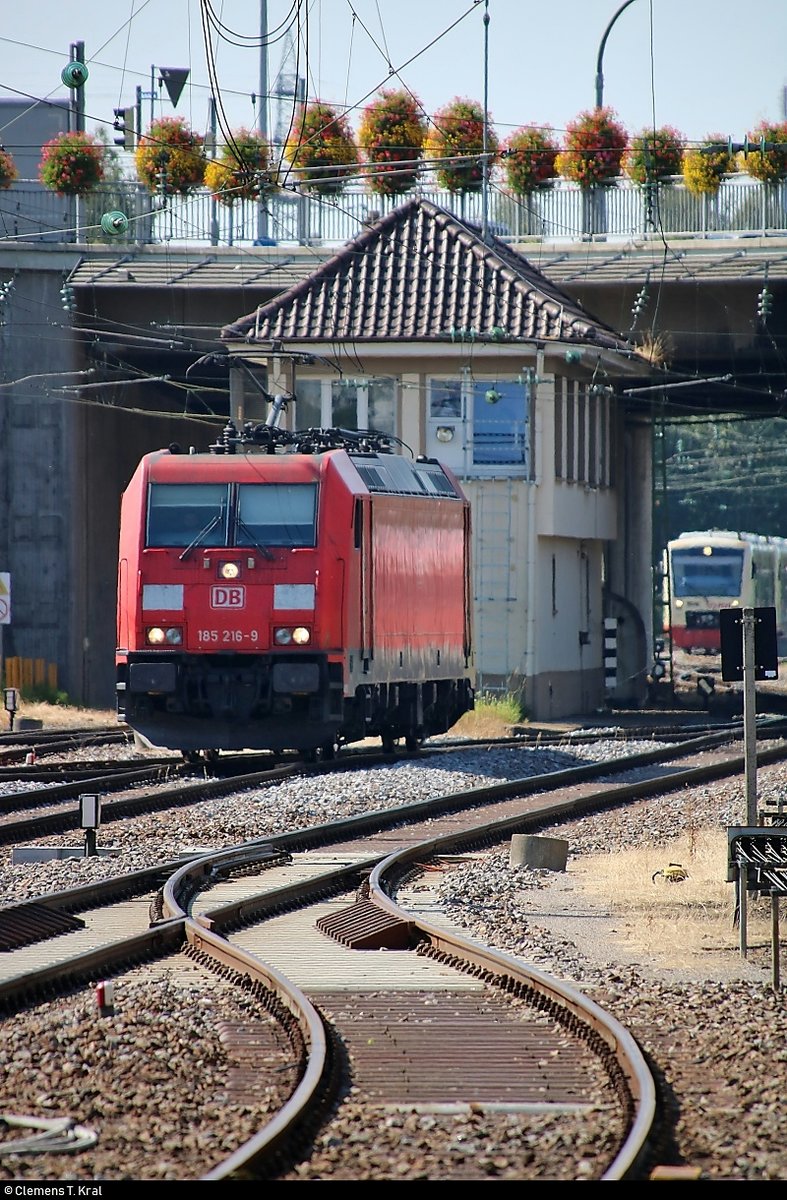 Tele-Blick auf 185 216-9 DB, die vor einem Stellwerk im Gleisvorfeld des Bahnhofs Villingen(Schwarzw) rangiert.
Aufgenommen vom Ende des Bahnsteigs 2/3.
[13.7.2018 | 10:09 Uhr]