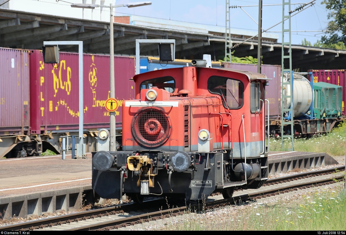 Tele-Blick auf 335 131-9 (Köf III) DB, die im Bahnhof Offenburg auf Gleis 2 rangiert.
[13.7.2018 | 12:56 Uhr]