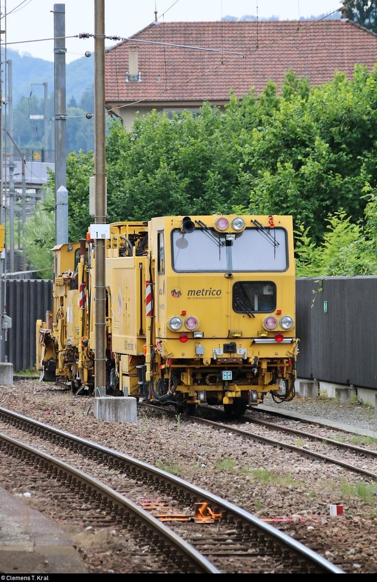 Tele-Blick auf Gleisstopfmaschine Metroline B 20 von Metrico, die im Bahnhof Liestal (CH) auf den Gleisen der Waldenburgerbahn abgestellt ist.
[10.7.2018 | 11:11 Uhr]