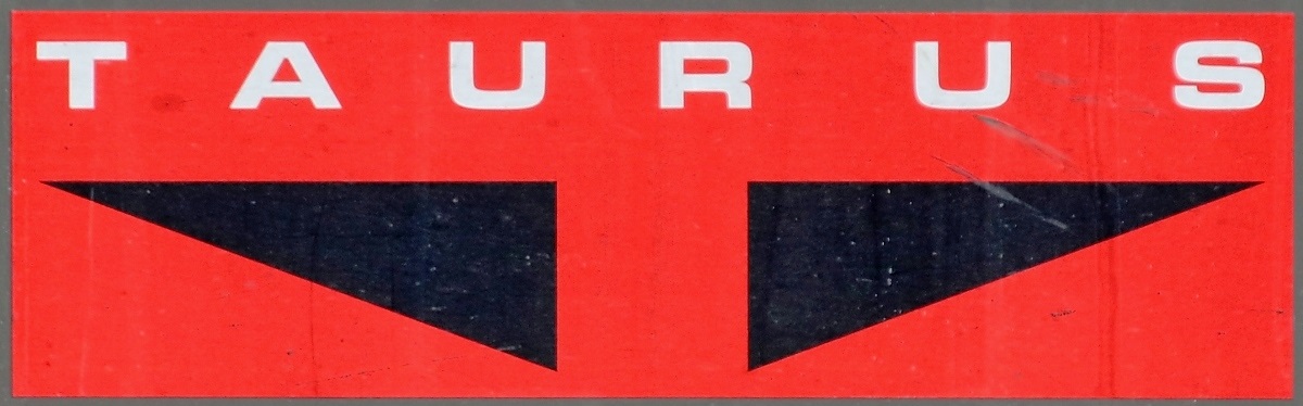 Tele-Blick auf das  TAURUS -Logo von 1016 026-7 (Siemens ES64U2) ÖBB, die in der Abstellgruppe des Bahnhofs Singen(Hohentwiel) steht.
[14.7.2018 | 17:06 Uhr]