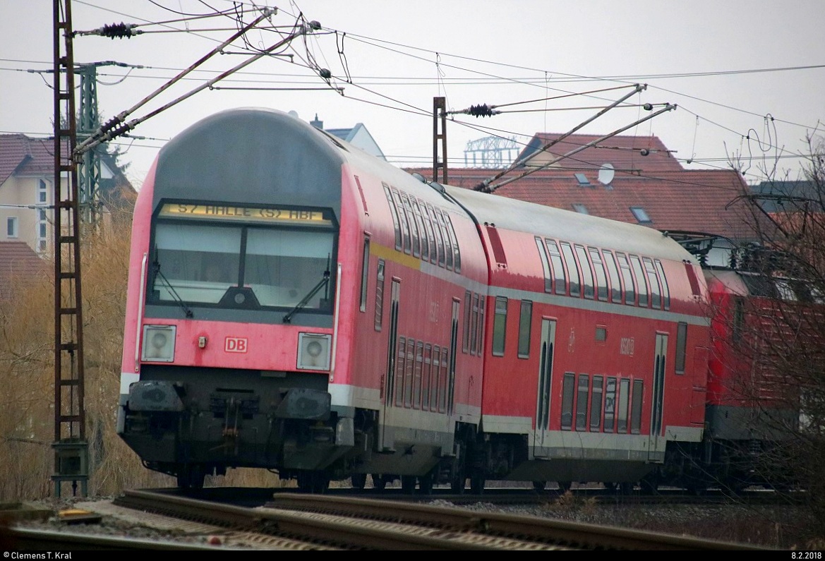 Tele-Schuss auf DABbuzfa 760 mit Schublok 143 903 der S-Bahn Mitteldeutschland (DB Regio Südost) als S 37747 (S7) von Halle-Nietleben nach Halle(Saale)Hbf Gl. 13a, die in der Saaleaue bei Angersdorf von der Bahnstrecke Merseburg–Halle-Nietleben (KBS 588) hier einzweigt. [8.2.2018 | 15:58 Uhr]