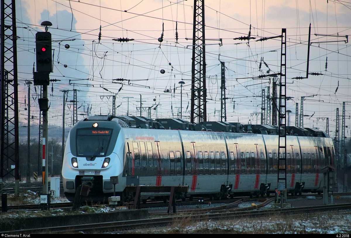 Teleaufnahme von 9442 306 (Bombardier Talent 2) von Abellio Rail Mitteldeutschland als RB 74626 (RB20) von Halle(Saale)Hbf, die - versteckend hinter einem Prellbock - ihren Endbahnhof Großkorbetha auf Gleis 6 erreicht. [4.2.2018 | 16:46 Uhr]