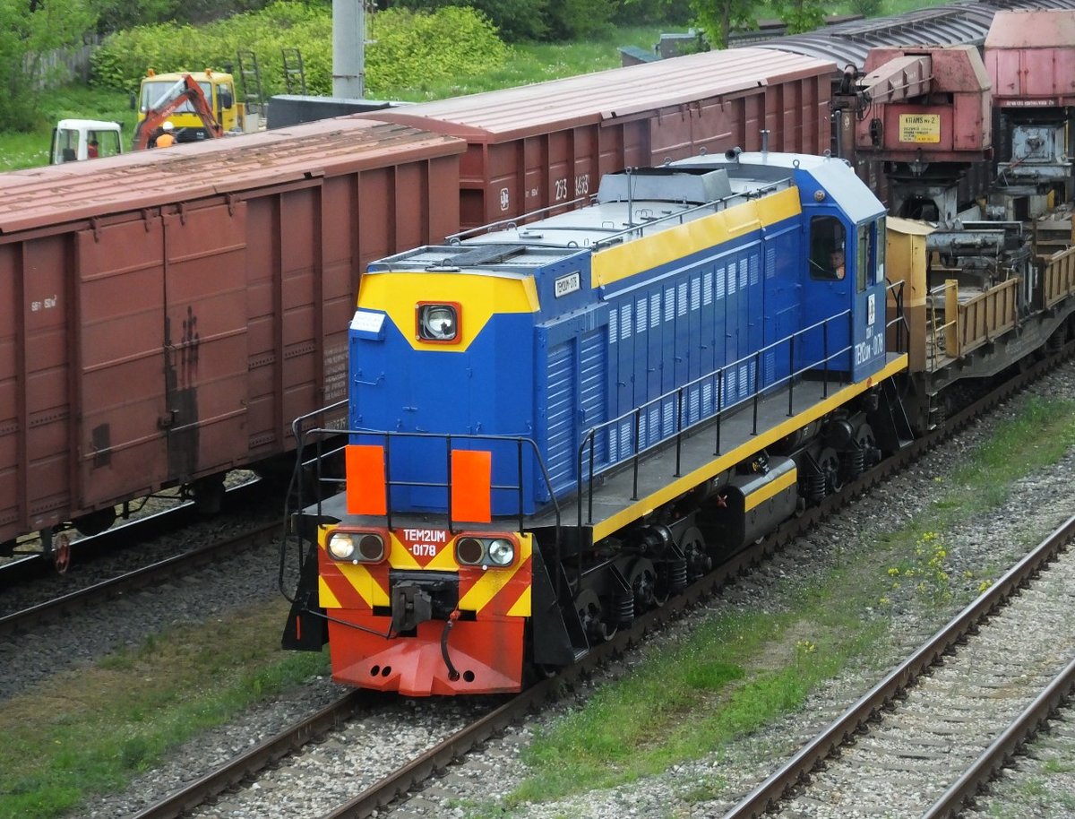 TEM2UM 0178 rangiert am 26.05.2015 einen Kranzug in der lettischen Hafenstadt Liepaja.