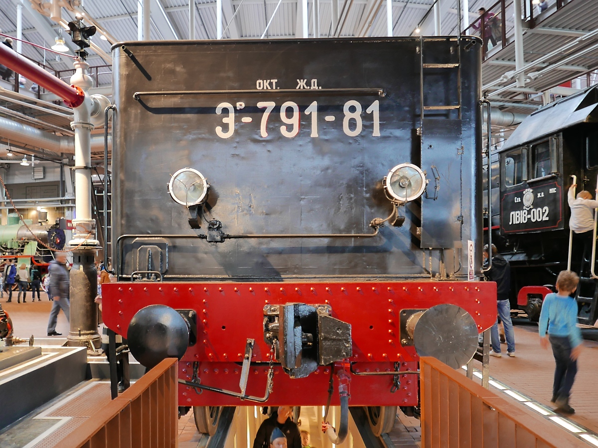Tender der Güterzug-Dampflok Э-791-81 im Russischen Eisenbahnmuseum in St. Petersburg, 4.11.2017 