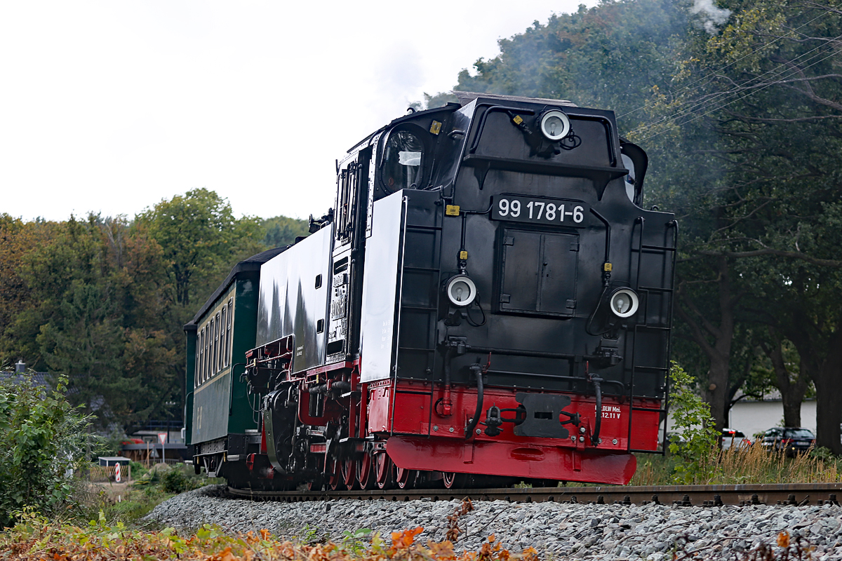 
Tender voraus legt sich die 99 1781 zwischen Sellin West und Sellin Ost in die Kurve. - 12.09.2018